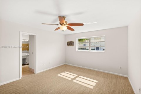House in Coral Gables, Florida 3 bedrooms, 149.11 sq.m. № 1794190 - photo 22