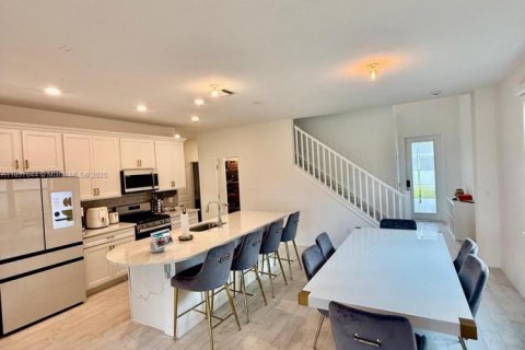 House in Oakland Park, Florida 4 bedrooms, 197.88 sq.m. № 1822222 - photo 4