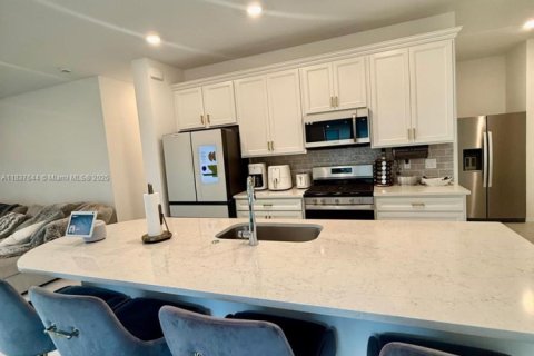 House in Oakland Park, Florida 4 bedrooms, 197.88 sq.m. № 1822222 - photo 7