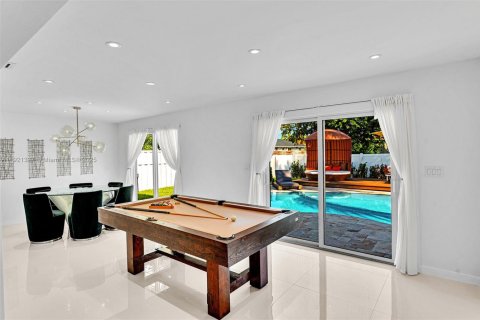 House in Hollywood, Florida 3 bedrooms, 162.39 sq.m. № 2018456 - photo 13