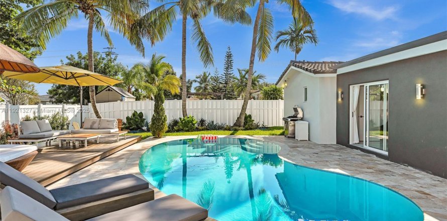 House in Hollywood, Florida 3 bedrooms, 162.39 sq.m. № 2018456