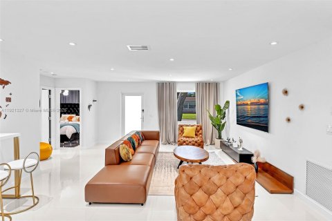 House in Hollywood, Florida 3 bedrooms, 162.39 sq.m. № 2018456 - photo 7