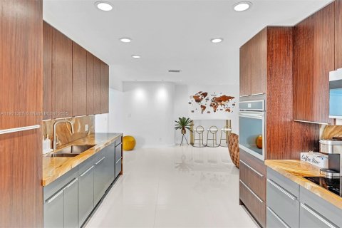 House in Hollywood, Florida 3 bedrooms, 162.39 sq.m. № 2018456 - photo 10