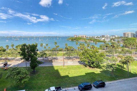 Condo in Sarasota, Florida, 2 bedrooms  № 1427620 - photo 27