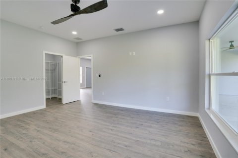 House in Sebring, Florida 3 bedrooms, 141.58 sq.m. № 1684317 - photo 14