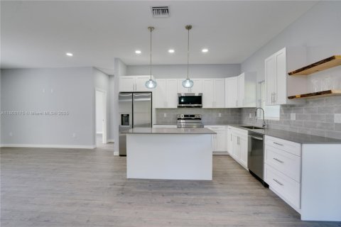 House in Sebring, Florida 3 bedrooms, 141.58 sq.m. № 1684317 - photo 7