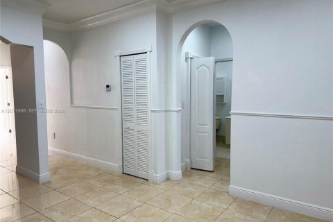 Снять в аренду кондоминиум в Хайалиа, Флорида 3 спальни, 89.84м2, № 2074928 - фото 4