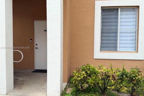 Снять в аренду кондоминиум в Хайалиа, Флорида 3 спальни, 89.84м2, № 2074928 - фото 3
