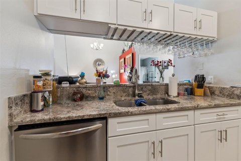 Condo in Sun City Center, Florida, 2 bedrooms № 2210205 - photo 6