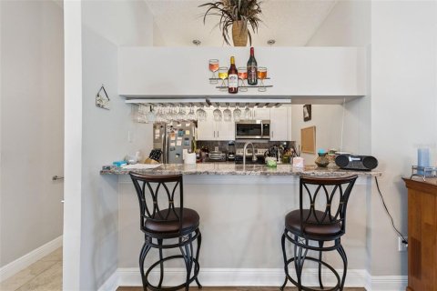 Condo in Sun City Center, Florida, 2 bedrooms № 2210205 - photo 5