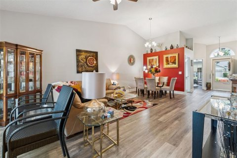 Condo in Sun City Center, Florida, 2 bedrooms № 2210205 - photo 4