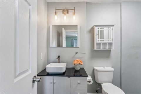 Townhouse in New Port Richey, Florida 2 bedrooms, 166.85 sq.m. № 2114105 - photo 28