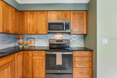 Townhouse in New Port Richey, Florida 2 bedrooms, 166.85 sq.m. № 2114105 - photo 20