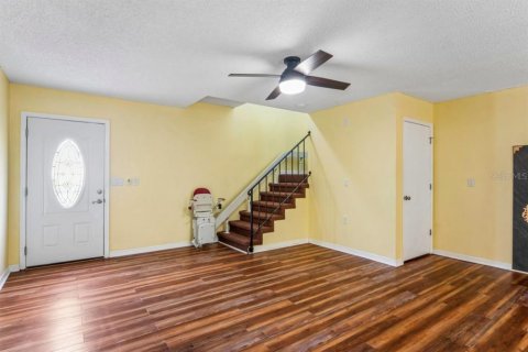 Townhouse in New Port Richey, Florida 2 bedrooms, 166.85 sq.m. № 2114105 - photo 8