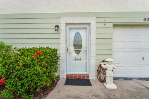 Townhouse in New Port Richey, Florida 2 bedrooms, 166.85 sq.m. № 2114105 - photo 3