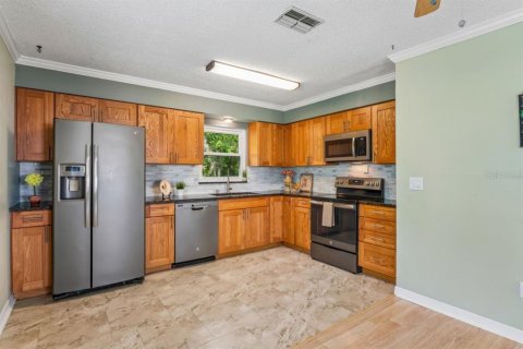 Townhouse in New Port Richey, Florida 2 bedrooms, 166.85 sq.m. № 2114105 - photo 4