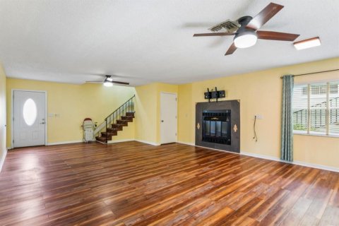 Townhouse in New Port Richey, Florida 2 bedrooms, 166.85 sq.m. № 2114105 - photo 11