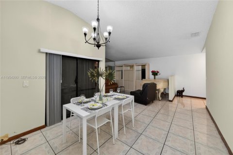 Villa ou maison à vendre à Miami, Floride: 3 chambres, 165.74 m2 № 2011638 - photo 17
