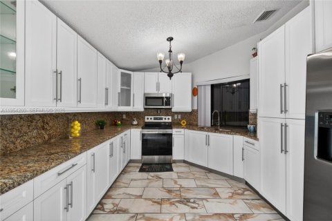 Villa ou maison à vendre à Miami, Floride: 3 chambres, 165.74 m2 № 2011638 - photo 18