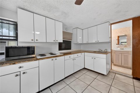 Villa ou maison à vendre à Miami, Floride: 3 chambres, 165.74 m2 № 2011638 - photo 12