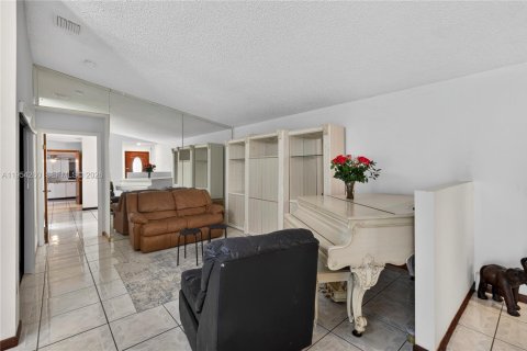Villa ou maison à vendre à Miami, Floride: 3 chambres, 165.74 m2 № 2011638 - photo 16