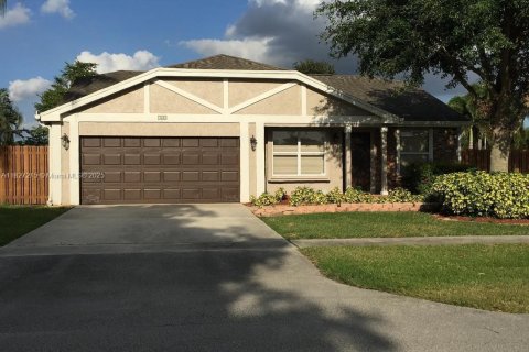 House in Sunrise, Florida 3 bedrooms, 124.49 sq.m. № 1798772 - photo 1
