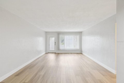 Condo in Clearwater, Florida, 2 bedrooms  № 1876335 - photo 6