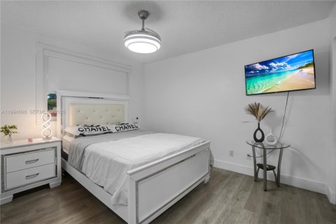 Casa en venta en Pembroke Pines, Florida, 3 dormitorios, 201.78 m2 № 2066632 - foto 18