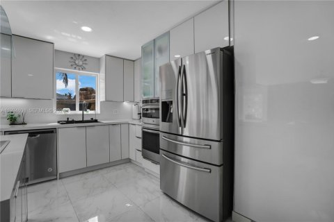 Casa en venta en Pembroke Pines, Florida, 3 dormitorios, 201.78 m2 № 2066632 - foto 8