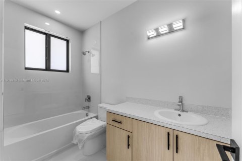 Adosado en venta en Miami, Florida, 3 dormitorios № 1974960 - foto 17