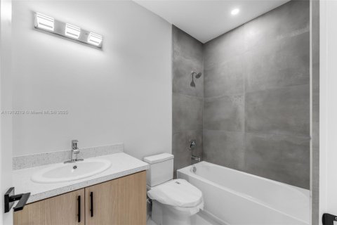 Adosado en venta en Miami, Florida, 3 dormitorios № 1974960 - foto 11