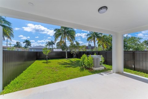 Adosado en venta en Miami, Florida, 3 dormitorios № 1974960 - foto 20