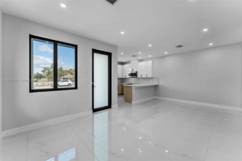 Adosado en venta en Miami, Florida, 3 dormitorios № 1974960 - foto 2