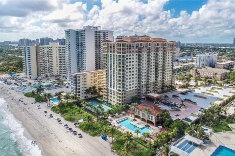 Copropriété à louer à Hallandale Beach, Floride: 3 chambres, 143.07 m2 № 1812166 - photo 1