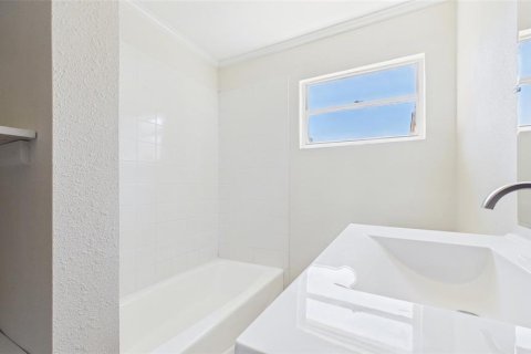 House in Tampa, Florida 4 bedrooms, 127.46 sq.m. № 2206821 - photo 29
