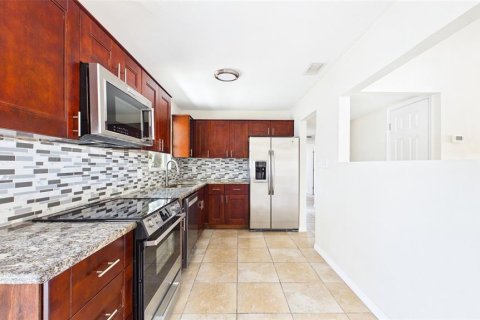 House in Tampa, Florida 4 bedrooms, 127.46 sq.m. № 2206821 - photo 11