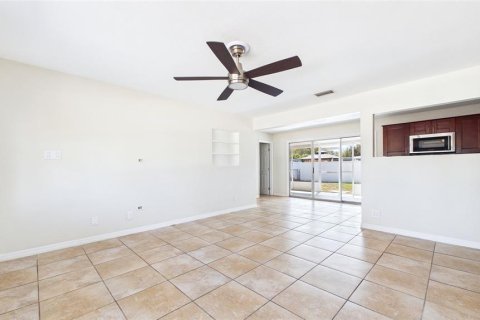 House in Tampa, Florida 4 bedrooms, 127.46 sq.m. № 2206821 - photo 5