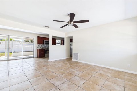 House in Tampa, Florida 4 bedrooms, 127.46 sq.m. № 2206821 - photo 4