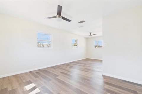 House in Tampa, Florida 4 bedrooms, 127.46 sq.m. № 2206821 - photo 22