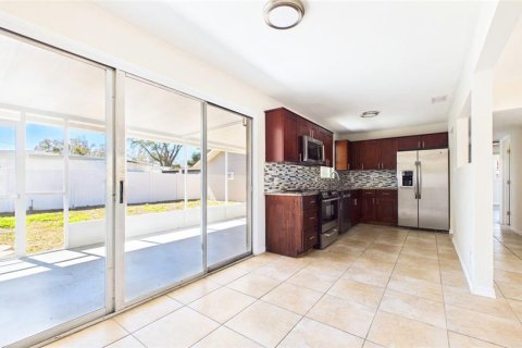 House in Tampa, Florida 4 bedrooms, 127.46 sq.m. № 2206821 - photo 12
