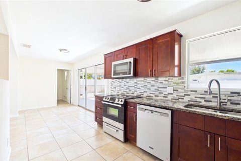 House in Tampa, Florida 4 bedrooms, 127.46 sq.m. № 2206821 - photo 10