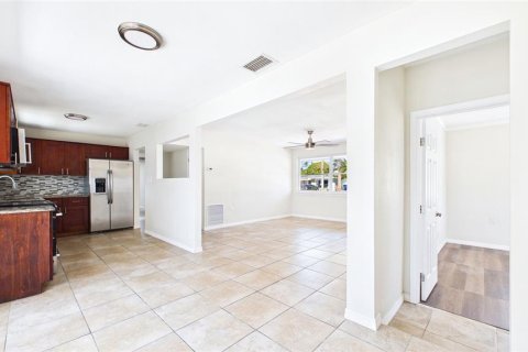 House in Tampa, Florida 4 bedrooms, 127.46 sq.m. № 2206821 - photo 7