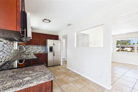 House in Tampa, Florida 4 bedrooms, 127.46 sq.m. № 2206821 - photo 8