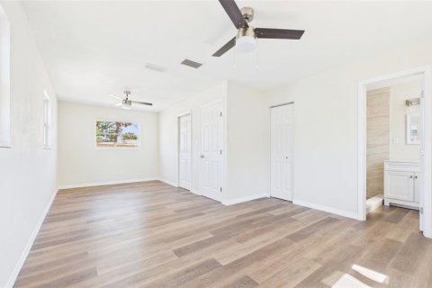 House in Tampa, Florida 4 bedrooms, 127.46 sq.m. № 2206821 - photo 21