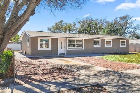 House in Tampa, Florida 4 bedrooms, 127.46 sq.m. № 2206821 - photo 2
