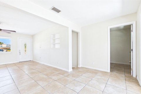 House in Tampa, Florida 4 bedrooms, 127.46 sq.m. № 2206821 - photo 14