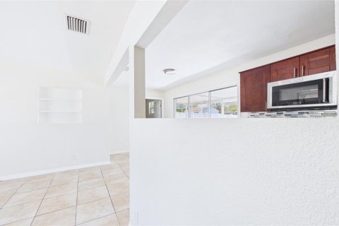 House in Tampa, Florida 4 bedrooms, 127.46 sq.m. № 2206821 - photo 13
