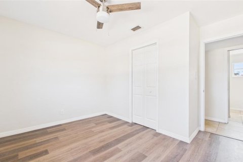 House in Tampa, Florida 4 bedrooms, 127.46 sq.m. № 2206821 - photo 27