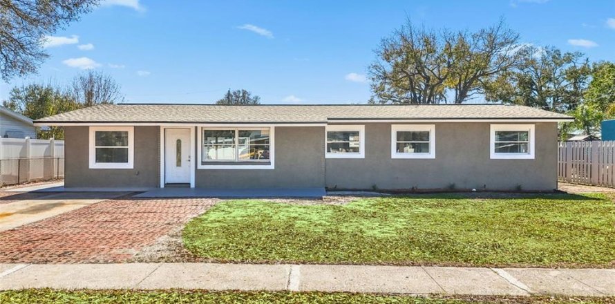 House in Tampa, Florida 4 bedrooms, 127.46 sq.m. № 2206821