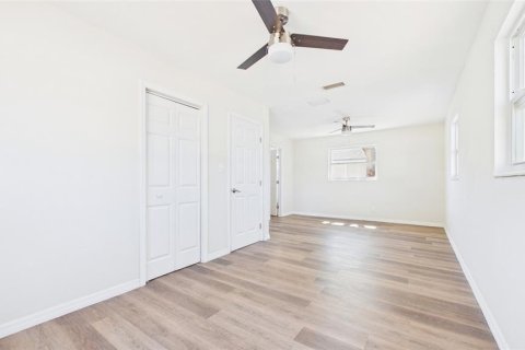 House in Tampa, Florida 4 bedrooms, 127.46 sq.m. № 2206821 - photo 20